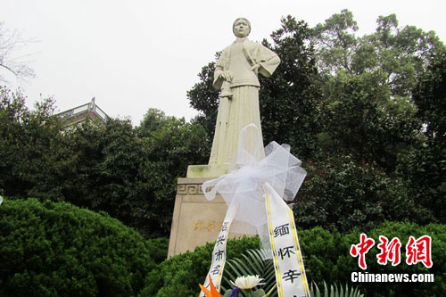 图为杭州西湖秋瑾烈士墓.严格 摄