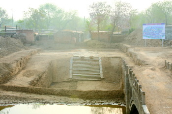 ɽ�����־������˺���ͷ��ʩ������úۼ�����