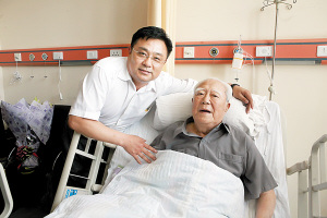 83岁相声名家苏文茂收徒新徒行磕拜大礼(图)