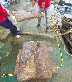 小白礁I号梅园石出水新出土青花瓷碗和五彩罐