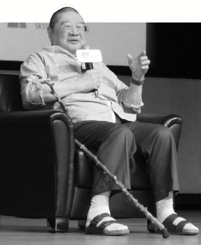 77岁倪匡大笑现身书展 自称不敢约金庸怕被拒绝