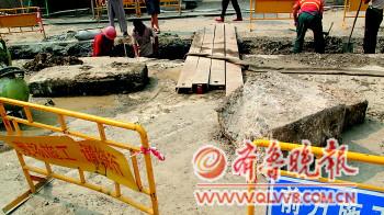 ���Ϲ�Ժǽ�����ڳ����ƹŽ�ʯ����渽�ź���