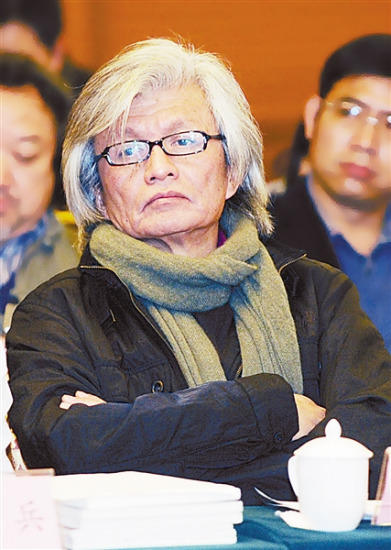 李钢以"诗人"身份自豪 呼吁年轻人不妨多读诗