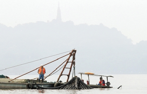 杭州集贤亭因大风垮塌4位躲雨人及时逃离(图)