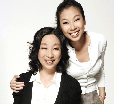 作家陈丹燕心情好到爆:女儿现身iPhone5首发式