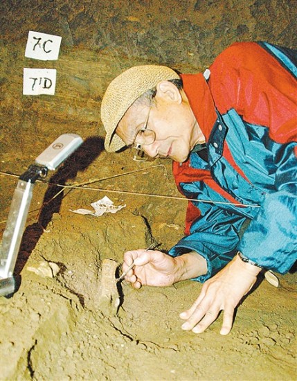80岁老人坚持野外考古 称"和古人类有个约会"