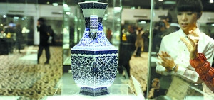 清乾隆珍贵双耳瓶亮相北京民间宫廷文物展(图)
