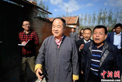 莫言作品在十八大代表团驻地热销成闲聊话题(2)