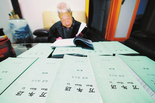 古稀老人潜心编写出万年历独创口诀似神算(图)