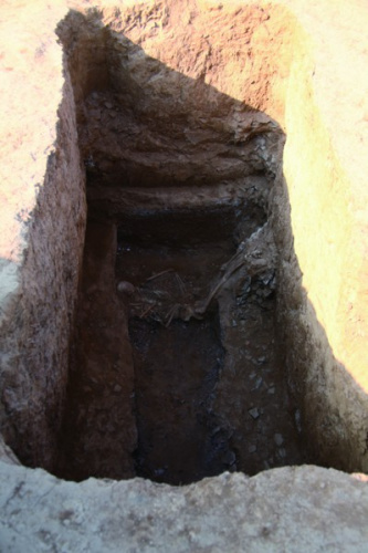 山东章丘发现小型汉墓群 墓主人"倒立"墓壁