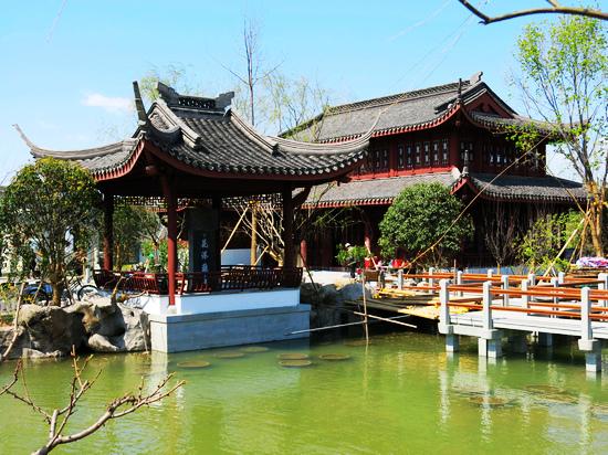 北京园博会杭州园25日对媒体正式开放.图为"花港观鱼"御碑亭.