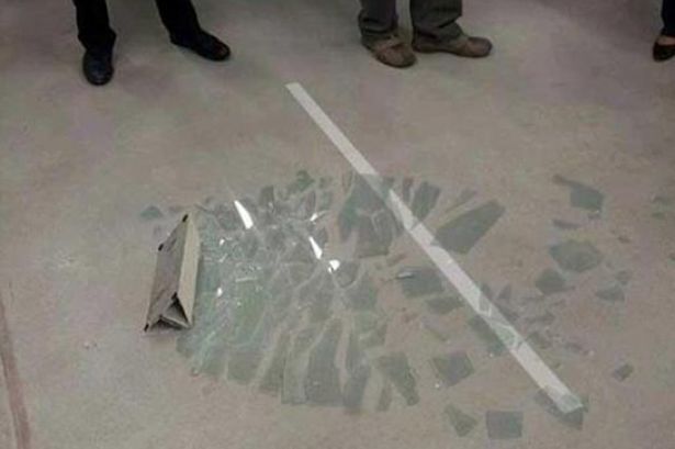 瑞士记者参加展览醉酒坏事打碎一尊天价玻璃雕塑