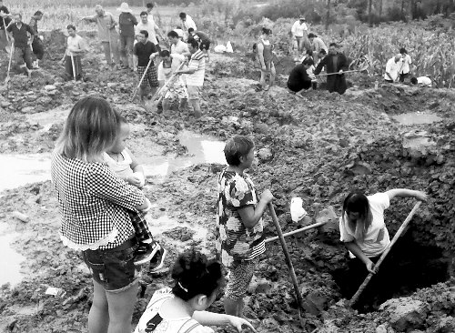 河南工地现古钱引村民抢挖挖出论斤卖(图)