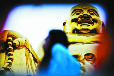 北京金佛肚皮遭刻字留名工作人员称将修复(图)