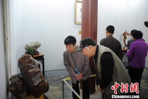 �����������ظ�ʯ������Ʒչ��Ļ����ʱһ����