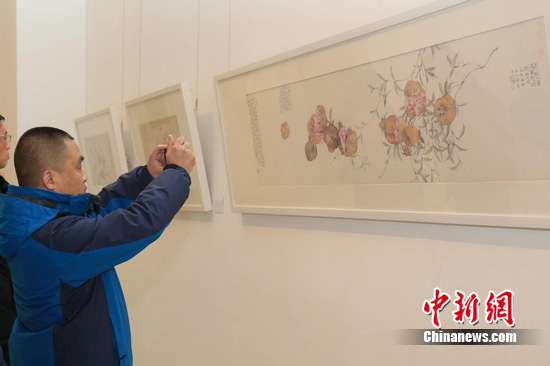 ��ƽˮ���ġ�����ǿ���ϘbС������Ʒչ����Ļ