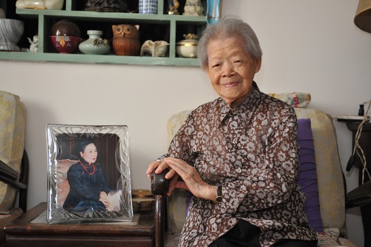 与众不同,这或许与她的教育背景有关,1935年从赫赫有名的南京金陵女子