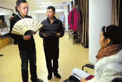 ����ΰ��ݼ������Ů����������ǩ������