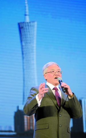 红线女之子马鼎盛登台献唱《男儿为国家》