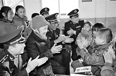夫人忆开国少将甘祖昌:冬天给新疆战士织羊毛衣
