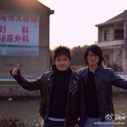 韩寒晒与旧友合影被调侃“洗剪吹二人组”(图)