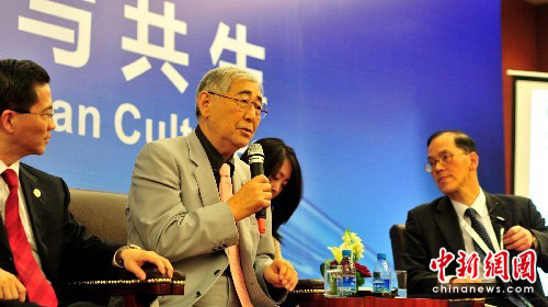 �й�ѧ����ɱߴ�һ������˧���ܻ�ӭ��Ʒ���ź�