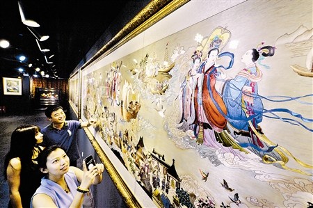 巨幅刺绣天后圣迹图亮相天津12人花3年制成