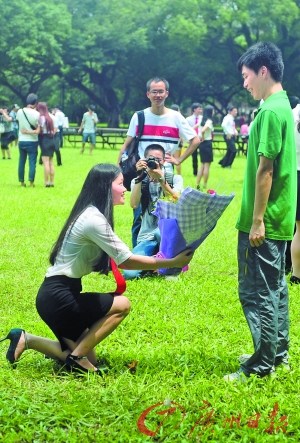 ��ɽ��ѧ�֡�Ů���ӡ���ҵ��Ů������������ͼ��