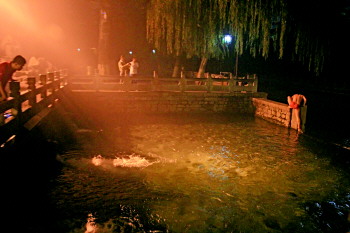 ��ҹ�������ںڻ�Ȫ��Ӿ�������ߴ�ʱ����ͼ��