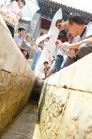 ɽ����ЪȪ���:Ȫˮ��40�����ж��˻�Ȫ���У�ͼ��