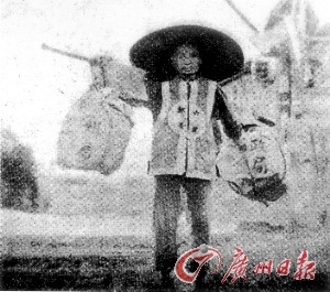 1896年清朝开办邮政官局邮差小哥一根扁担走全城