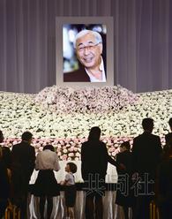 日本作家渡边淳一告别式举行近900人到场(图)