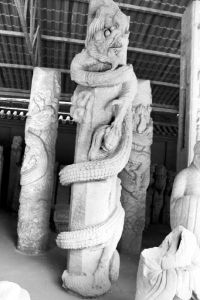 奇异龙柱现韩城:浮雕盘龙一爪抓鲤鱼一爪按人头