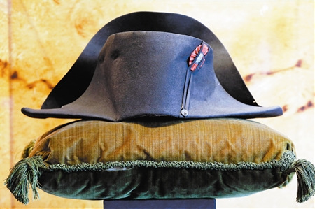 拿破仑曾戴过的帽子拍出180万欧元(图)