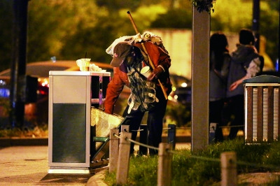 杭州图书馆向流浪汉开放 拾荒者看书前自发洗手(2)