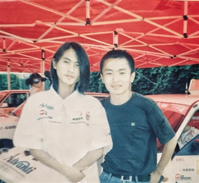 ��������ǰ�����ع����ѣ���һ��������Ů��ͼ��