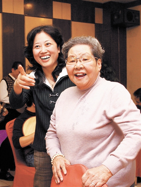 王则昭先生热衷于提携晚辈,祝贺李经文(右一)演出成功.