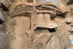 秦兵马俑坑首现最完整弓弩:弓弦弓背轮廓鲜明(图)