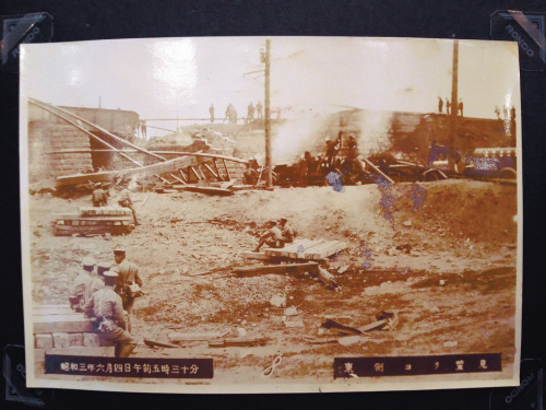 皇姑屯事件原版照片公开:日军抢着与被炸专列合影