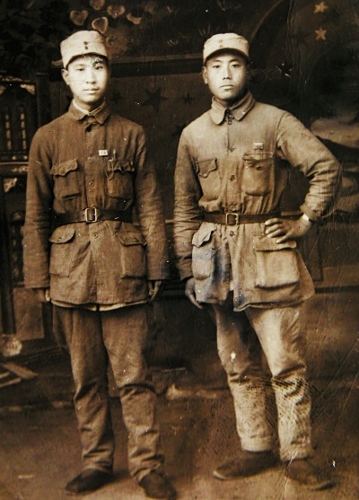 冯云(右)当八路军时和战友的合影,这是他当年留下的唯一纪念.