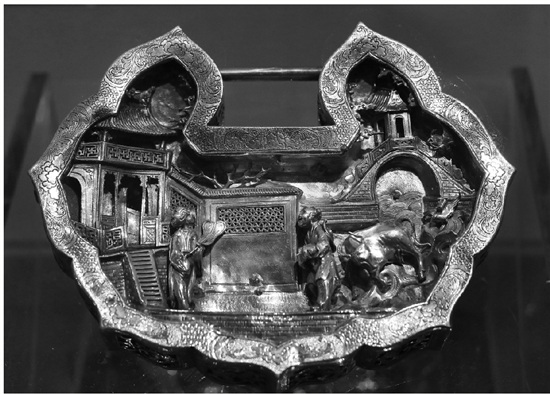 清代胡天胡帝牛郎织女纹银锁展出 隐喻君子偕老