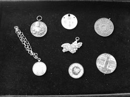 藏家公开日本侵华罪证藏品含伪蒙疆国纪念章(图)