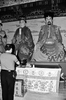 �λ�������һ��ҽΪ����������ѳ�ɽ�����ţ�ͼ��