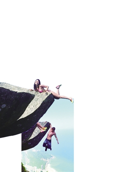 一对情侣在843米悬崖边拍照演绎“活在生死边缘”