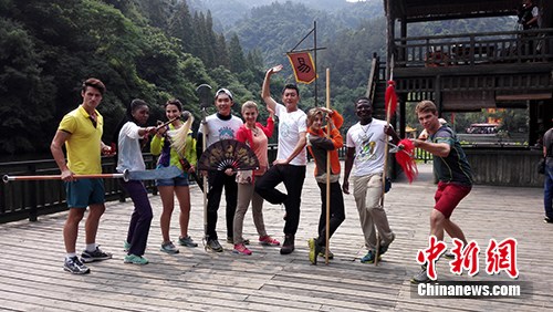 �����ܽӴ�����8�ڽ�����ѧ���䵱ɽԲ