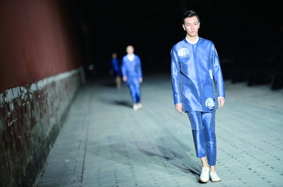 �ʹ������һ��չ����ӭ�ͽ����Ļ���������ݣ�ͼ��