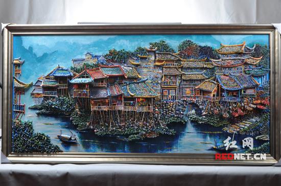 近万张彩票拼出湘西凤凰苗寨耗时75天(图)