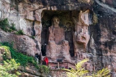探访邛崃石笋山摩崖造像：高40米山岩上有千座造像
