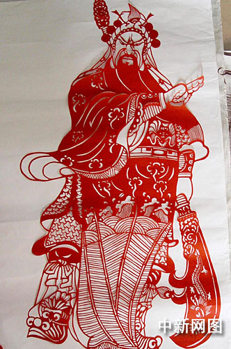 河南一庄稼汉巧手剪纸登大学讲台欲剪水浒人物