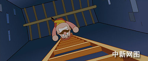 图为李老三爬梯.  作 者:蔡志海